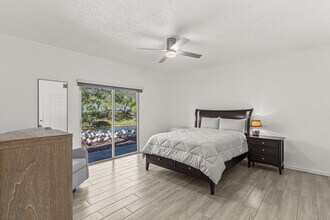 250 Crestwood Cir in Royal Palm Beach, FL - Building Photo - Building Photo