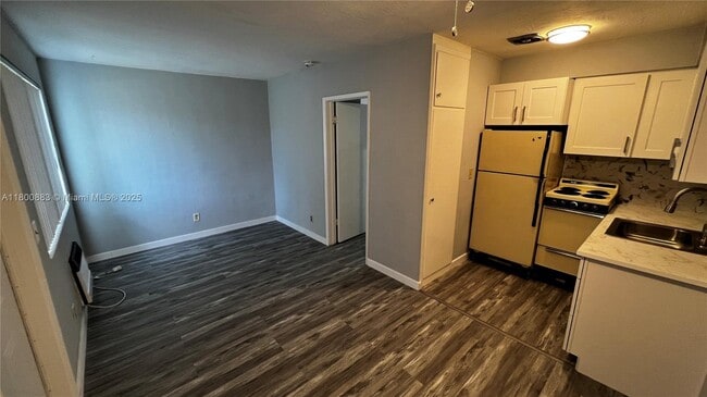 2211 Lincoln St in Hollywood, FL - Building Photo - Building Photo