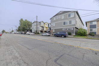 4017-4021 S Warner St in Tacoma, WA - Building Photo - Building Photo