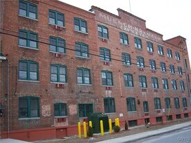 617 Hiawatha Blvd in Syracuse, NY - Building Photo