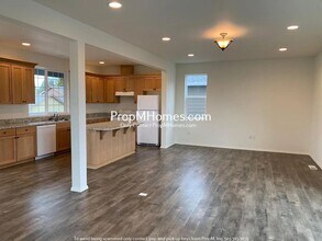 162 NE American Dr in McMinnville, OR - Foto de edificio - Building Photo