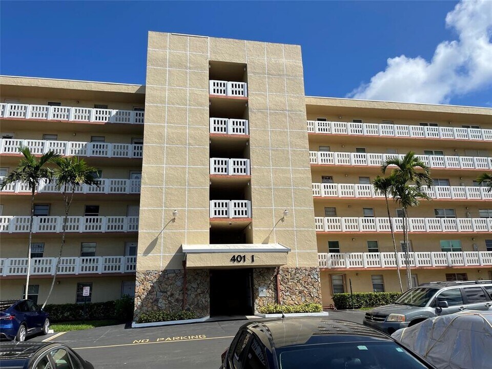 401 SE 3rd St, Unit 104 in Dania Beach, FL - Building Photo