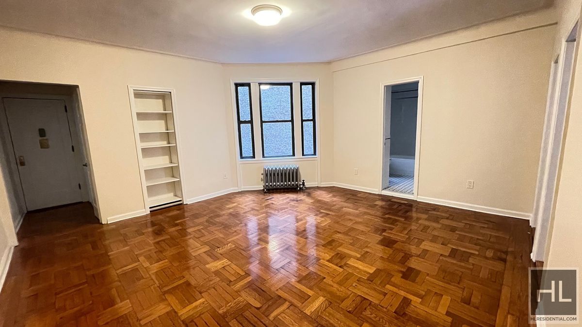 2 Bedroom 1 Bath Apartment In Midtown $5,8 in New York, NY - Foto de edificio