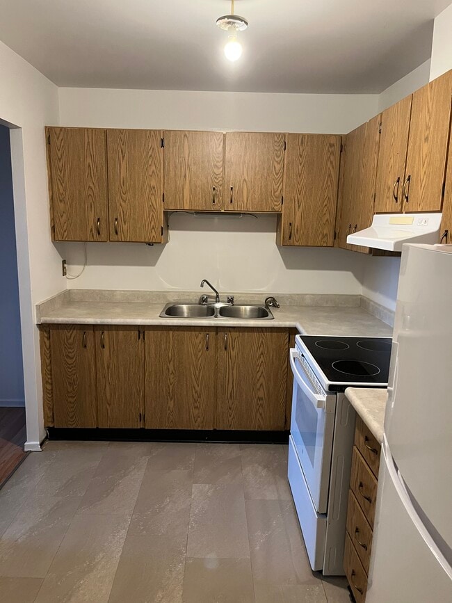 152 Thorold Rd in Welland, ON - Building Photo - Building Photo