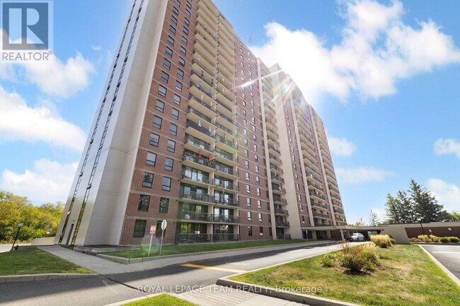 665 Bathgate Dr in Ottawa, ON - Building Photo - Building Photo