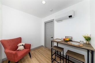 218 E Hullett St, Unit UnitA in Long Beach, CA - Foto de edificio - Building Photo