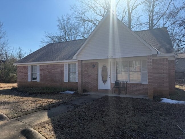 property at 1006 Creekside Pl