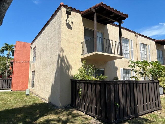 10790 N Kendall Dr in Miami, FL - Building Photo - Building Photo