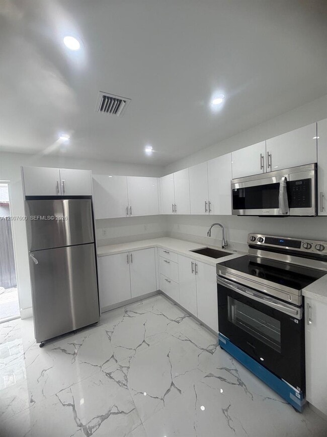 2431 NW 23rd St in Miami, FL - Building Photo - Building Photo