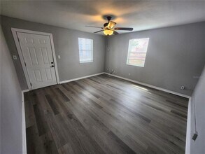 2406 E Clark St in Tampa, FL - Foto de edificio - Building Photo