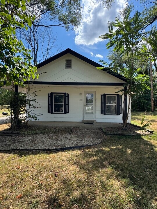 102 Dyer Dr in Waynesville, MO - Foto de edificio