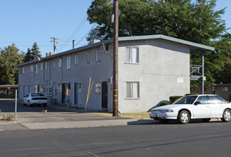 313 Campus Way in Modesto, CA - Building Photo - Building Photo