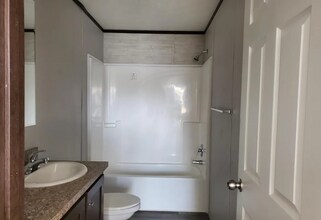 6619 N Hampshire Dr in Holly, MI - Foto de edificio - Building Photo