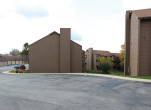 Foxwood Village Apartments in Rockford, IL - Foto de edificio - Building Photo