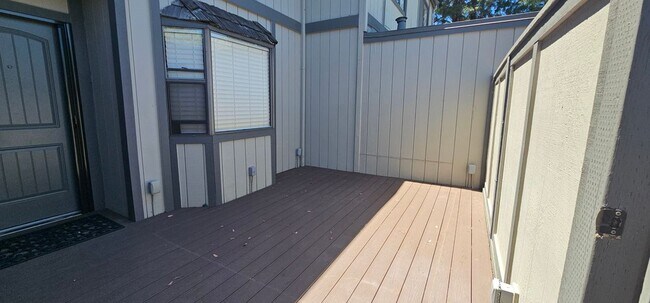 1597 Ashwood Dr in Martinez, CA - Foto de edificio - Building Photo