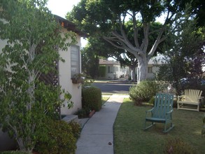 2444 Oak St in Santa Monica, CA - Building Photo - Building Photo