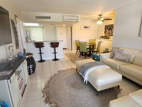 2100 Benjamin Franklin Dr, Unit 302 in Sarasota, FL - Building Photo - Building Photo