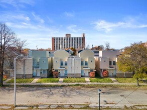 Venice Court in Milwaukee, WI - Building Photo - Primary Photo