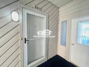 2304 Beach Haven Dr, Unit 301 in Virginia Beach, VA - Foto de edificio - Building Photo