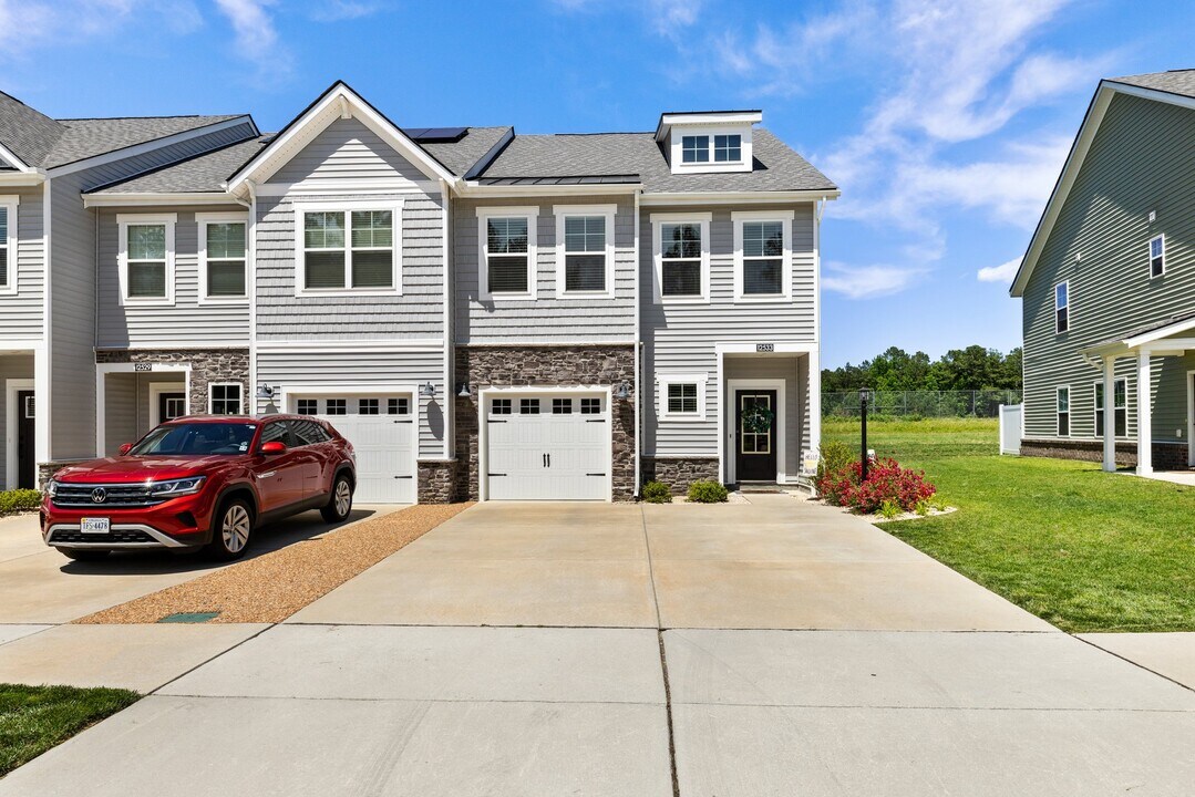 12533 Petrel Xing in Midlothian, VA - Building Photo