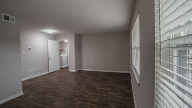 Coliseum Gardens Apartments in Hampton, VA - Foto de edificio - Interior Photo