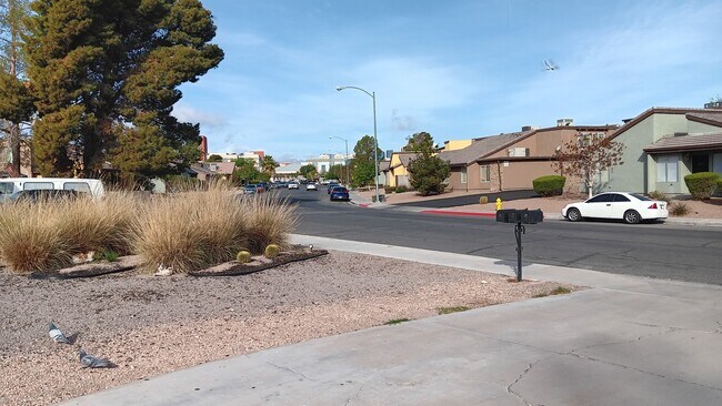 1525 Hialeah Dr, Unit 1bdrm in Las Vegas, NV - Foto de edificio - Building Photo