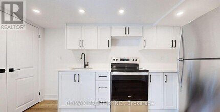 208 McRoberts Ave in Toronto, ON - Building Photo - Building Photo