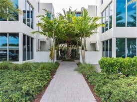 240 Shore Ct in Lauderdale-by-the-Sea, FL - Building Photo
