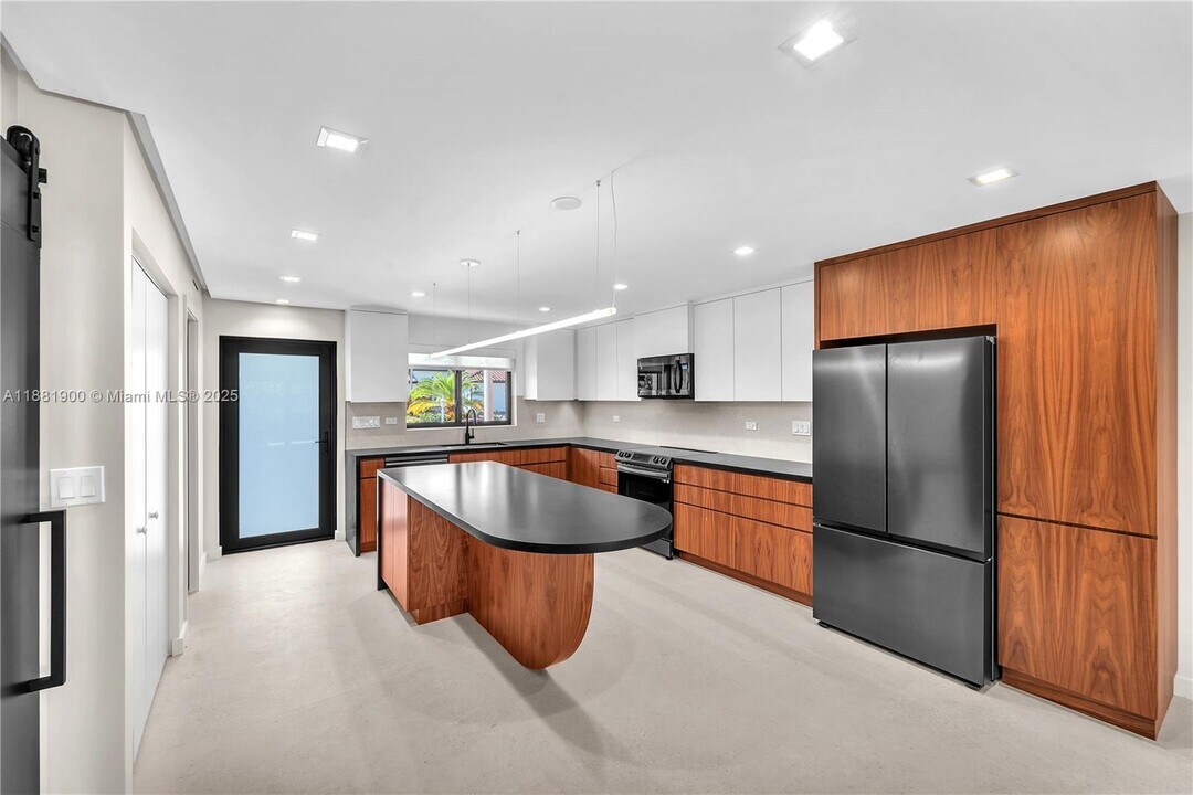 2211 NE 122nd St in North Miami, FL - Building Photo