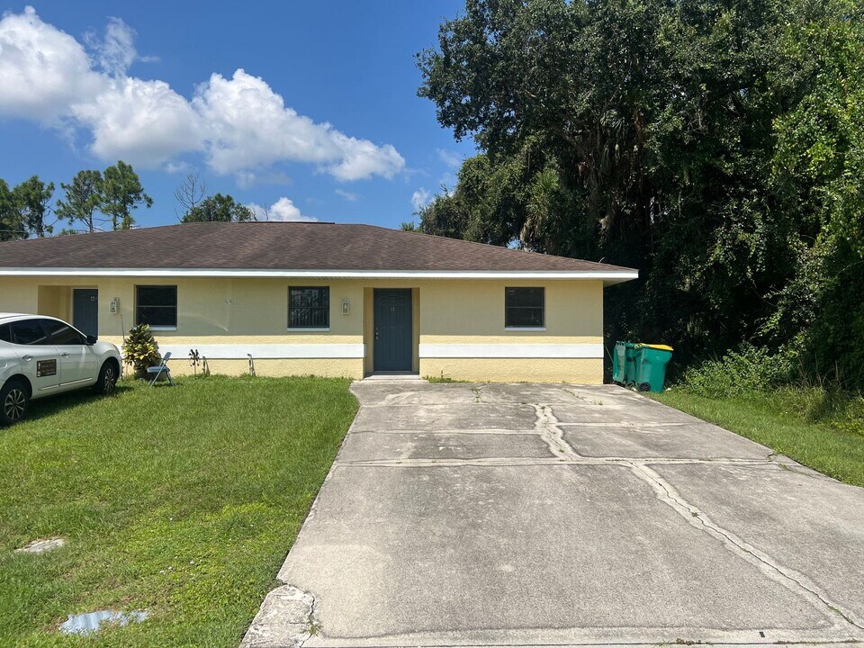 2011 Como St in Port Charlotte, FL - Building Photo