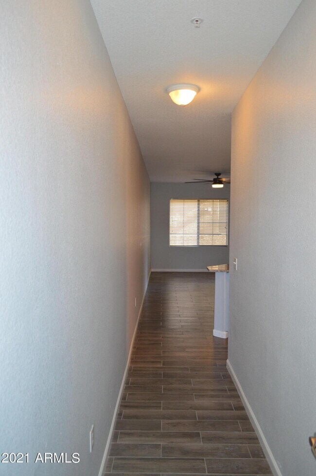 5302 E Van Buren St, Unit 1043 in Phoenix, AZ - Building Photo - Building Photo