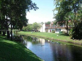 5827 NW 57th Ave in Tamarac, FL - Building Photo