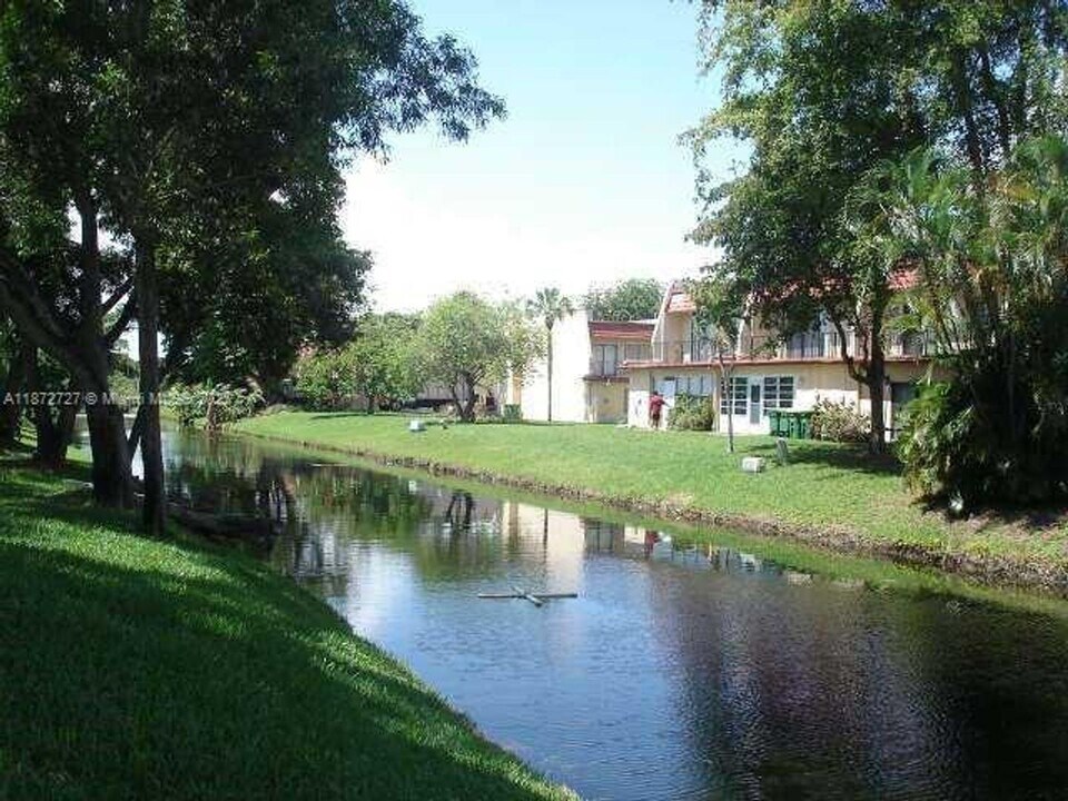 5827 NW 57th Ave in Tamarac, FL - Building Photo