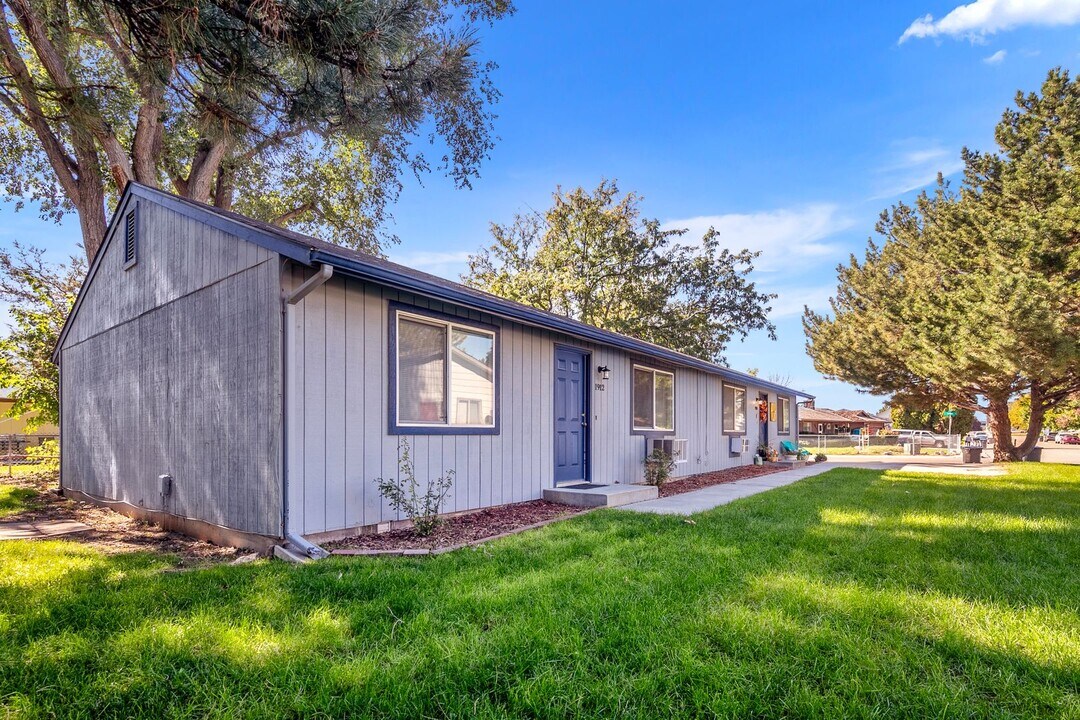 1912 S Juniper St in Nampa, ID - Foto de edificio