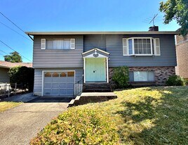 2746 SE 73rd Ave in Portland, OR - Building Photo