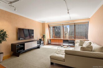 15 W 53rd St in New York, NY - Building Photo - Building Photo