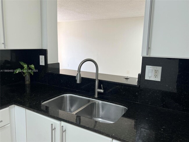 4704 NW 114th Ave in Doral, FL - Building Photo - Building Photo