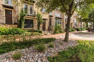 7416 Bishop Rd in Plano, TX - Foto de edificio - Building Photo