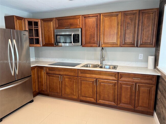 211 W 33rd St in Hialeah, FL - Building Photo - Building Photo