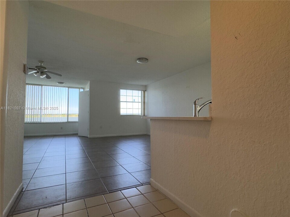 2831 N Oakland Forest Dr in Oakland Park, FL - Building Photo