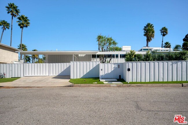 2262 Stradella Rd in Los Angeles, CA - Building Photo - Building Photo