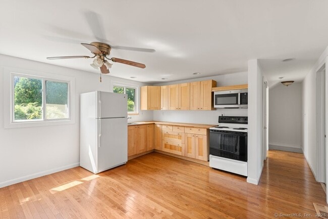 18 Glover Ave in Newtown, CT - Foto de edificio - Building Photo