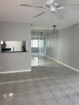 1022 Twin Lakes Dr, Unit 1022 in Coral Springs, FL - Building Photo