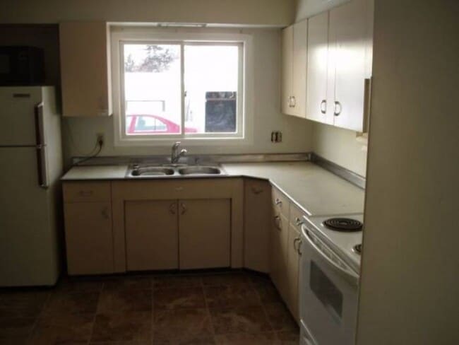 property at 704 Robinwood Ln