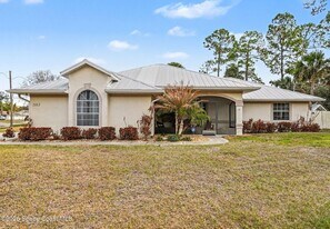 7045 Grissom Pkwy in Cocoa, FL - Building Photo