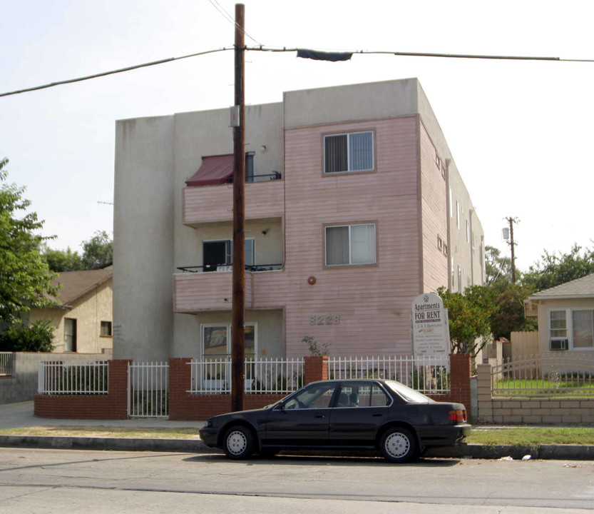 8228 Sepulveda Pl in Panorama City, CA - Building Photo