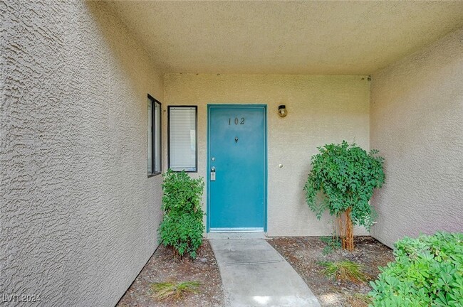 4420 Woodpine Dr, Unit 102 in Las Vegas, NV - Building Photo - Building Photo