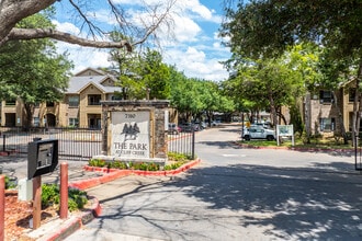 Park at Cliff Creek in Dallas, TX - Foto de edificio - Primary Photo
