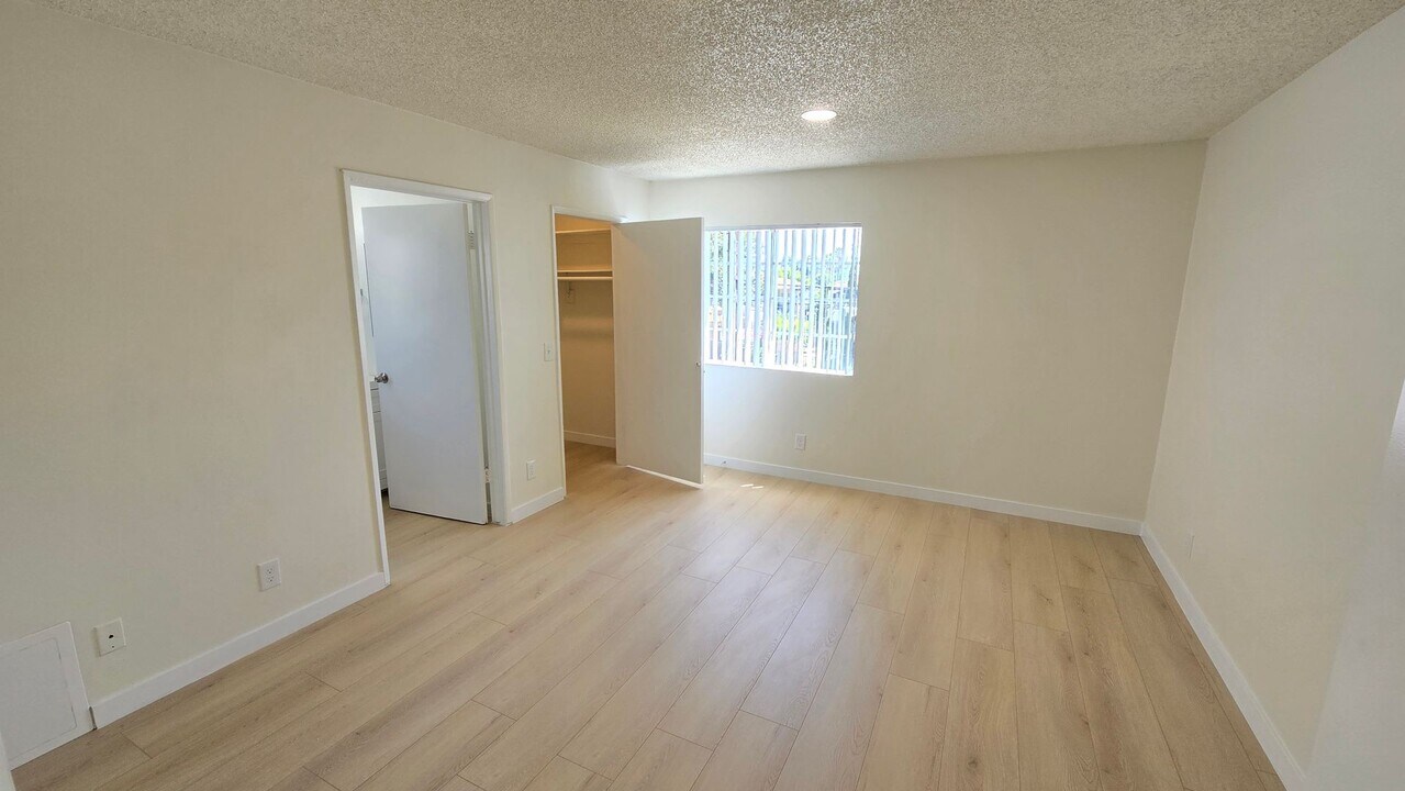13347 Victory Blvd in Los Angeles, CA - Building Photo