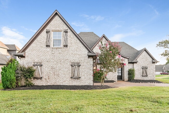 property at 1302 Heritage Dr S
